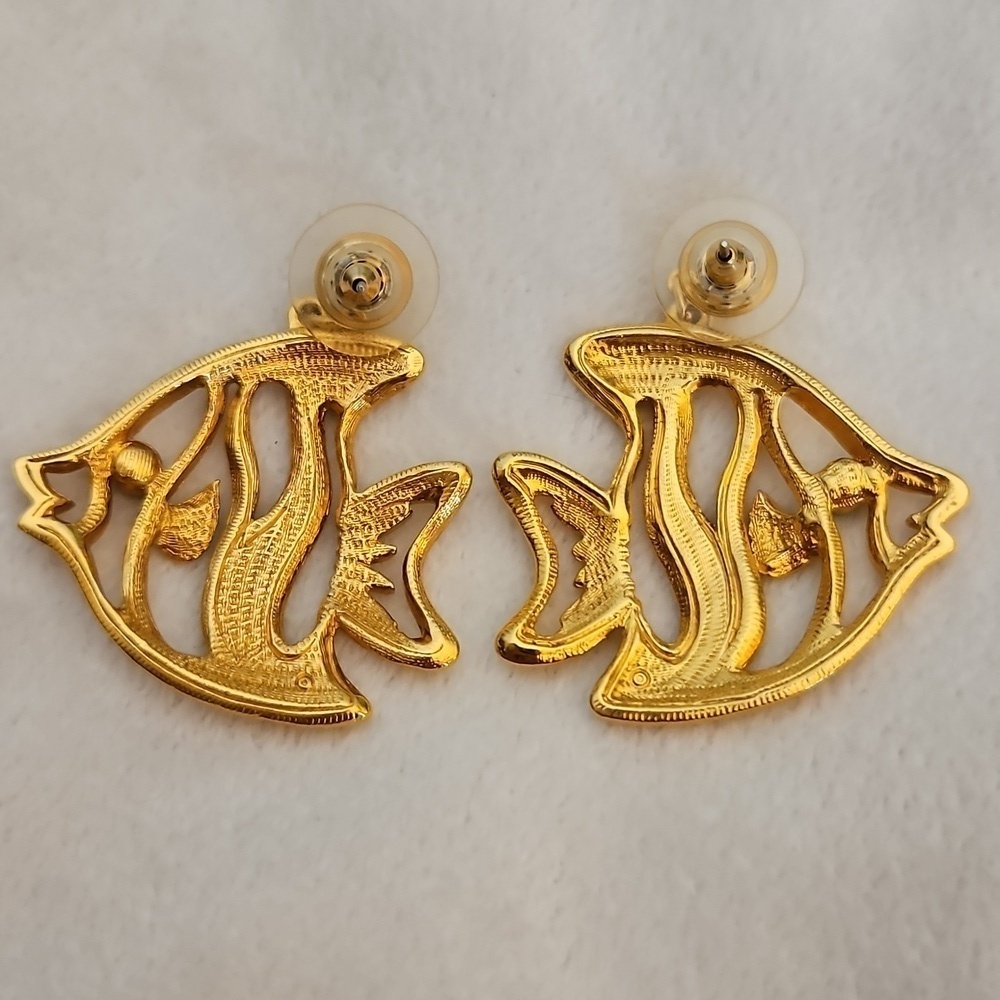Vtg AVON 1992 Goldtone One Fish Two Fish Resort Post Earrings - Picture 4 of 4